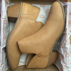 Rocket Dog tan booties size 9.5 NIB